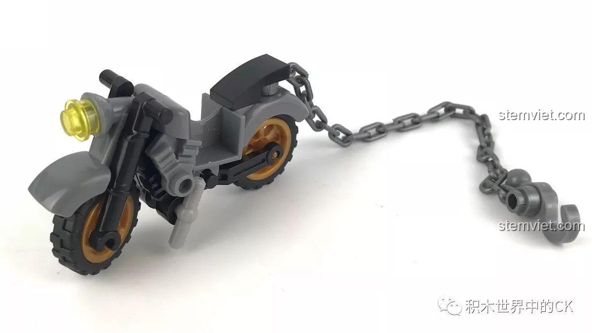 Mặt lưng minifigure Tù Nhân của bộ đồ chơi mô hình Xe Tải Cảnh Sát Biến Hình 9816, chi tiết in ấn rõ ràng.