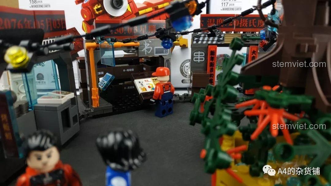 Cận cảnh mảnh in 'Happy New Year' trong mô hình Thành Phố Ngầm Lưu Lạc Địa Cầu SEMBO.