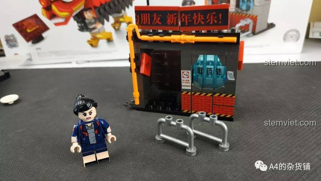 Bốn minifigure chi tiết từ các bộ lắp ráp SEMBO Lưu Lạc Địa Cầu Thành Phố Ngầm, với trang phục độc đáo.