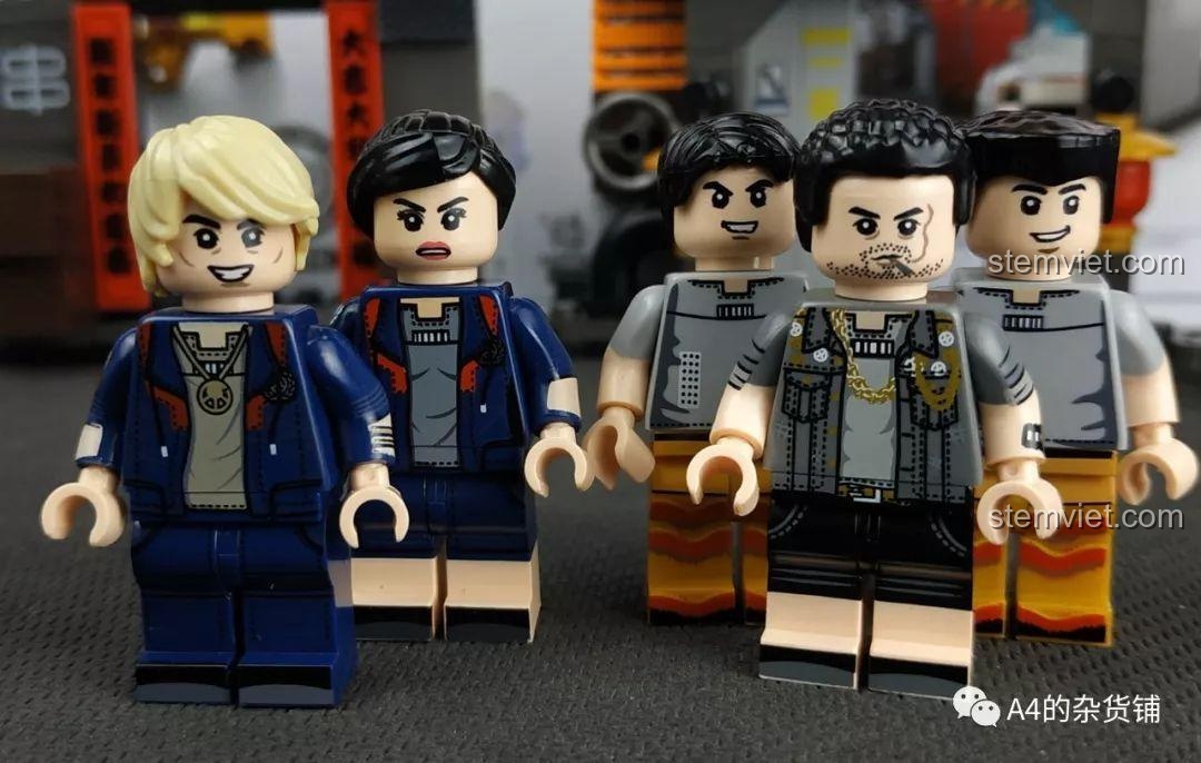 Cận cảnh các minifigure đang tương tác trong mô hình Thành Phố Ngầm Lưu Lạc Địa Cầu SEMBO.