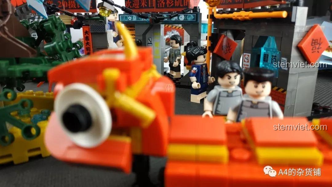 Góc nhìn từ trên cao của mô hình Thành Phố Ngầm Lưu Lạc Địa Cầu SEMBO, với các dây nối và đèn.