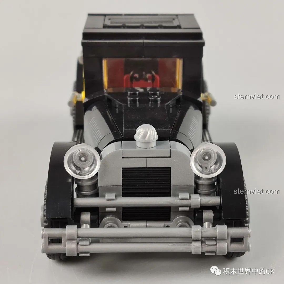 Chi tiết mặt trước của đồ chơi lắp ráp Xe Cổ Điển Ford Model A 1930 SEMBO 607400, với lưới tản nhiệt và đèn pha.