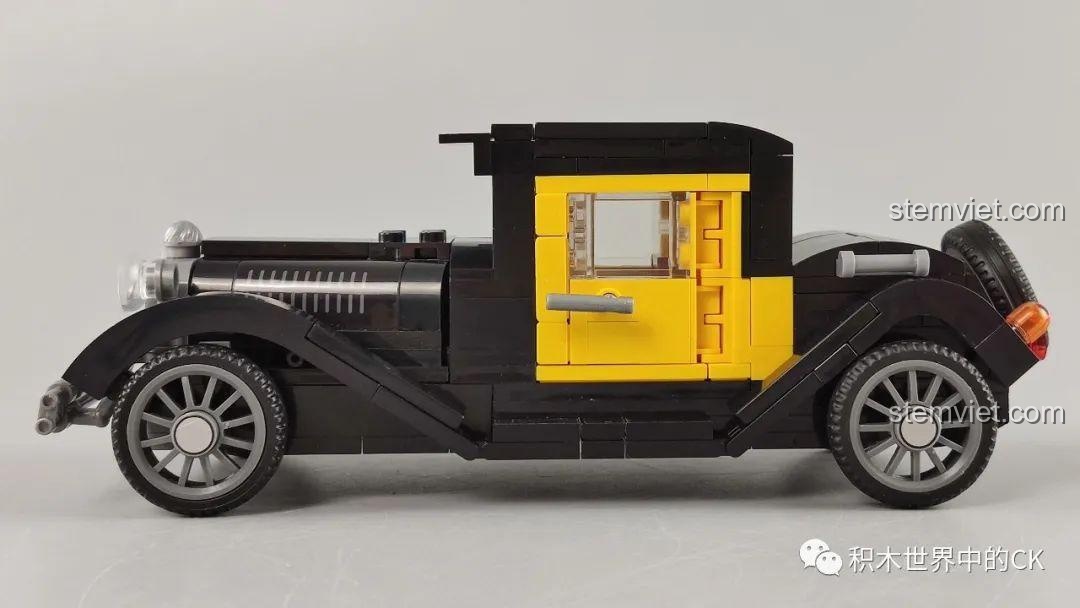 Góc nhìn bên hông của mô hình đồ chơi lắp ráp Xe Cổ Điển Ford Model A 1930 SEMBO 607400, chi tiết cửa và bậc lên xuống.