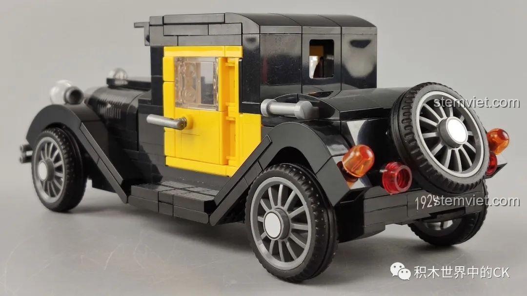 Chi tiết mặt sau của đồ chơi lắp ráp Xe Cổ Điển Ford Model A 1930 SEMBO 607400, bao gồm bánh dự phòng và đèn hậu.