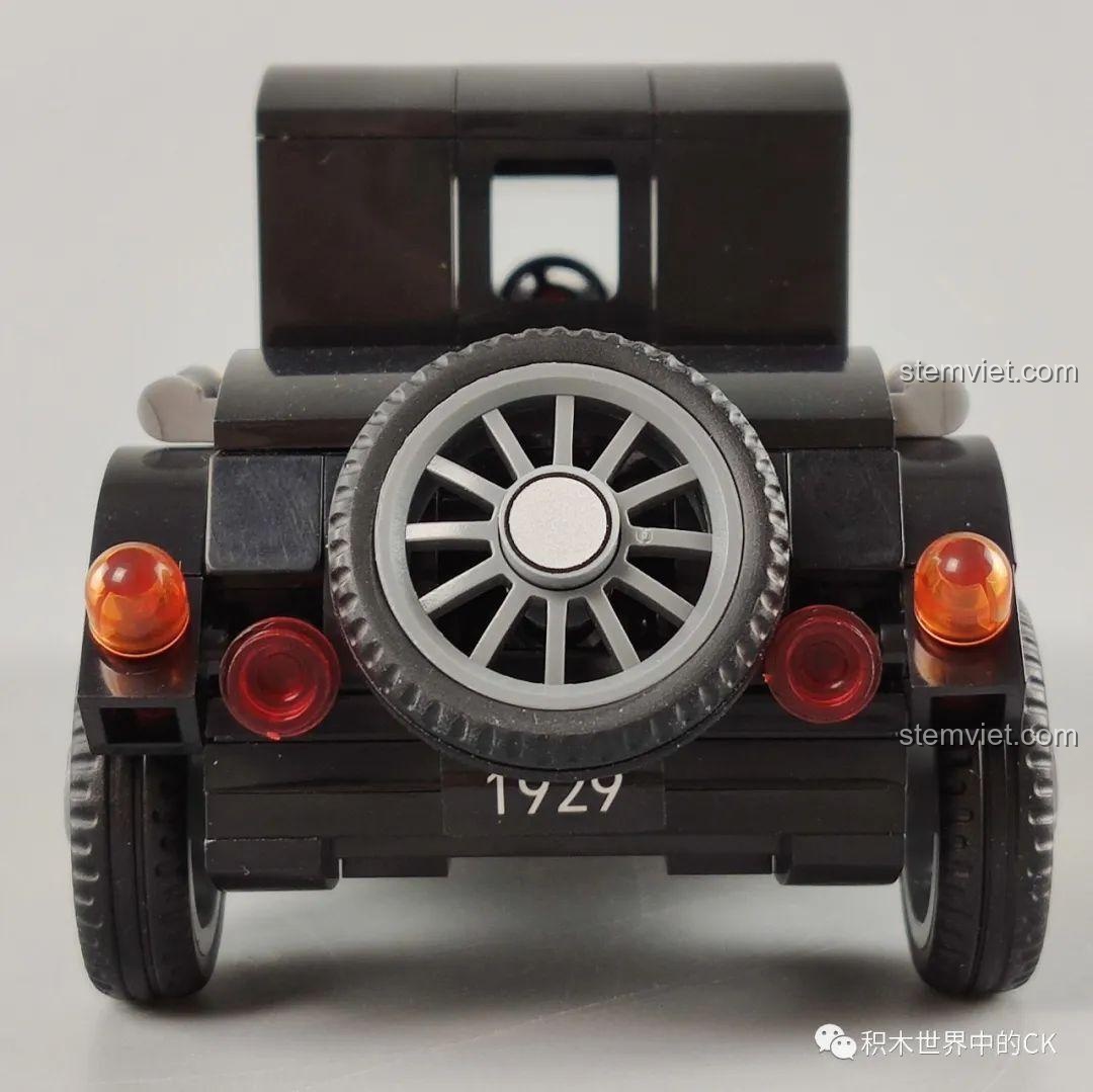 Cận cảnh bánh dự phòng và biển số 1929 trên mô hình đồ chơi lắp ráp SEMBO 607400.