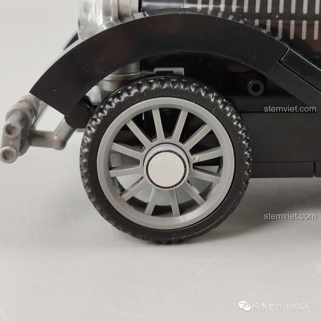 Chi tiết bánh xe sau của mô hình đồ chơi lắp ráp SEMBO 607400, thiết kế đồng bộ.