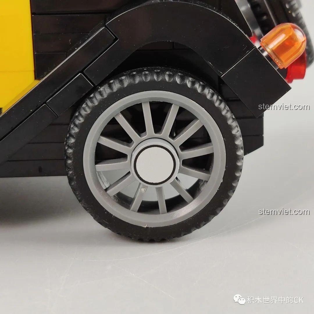 Cận cảnh bậc lên xuống và tay nắm cửa của mô hình đồ chơi lắp ráp SEMBO 607400.