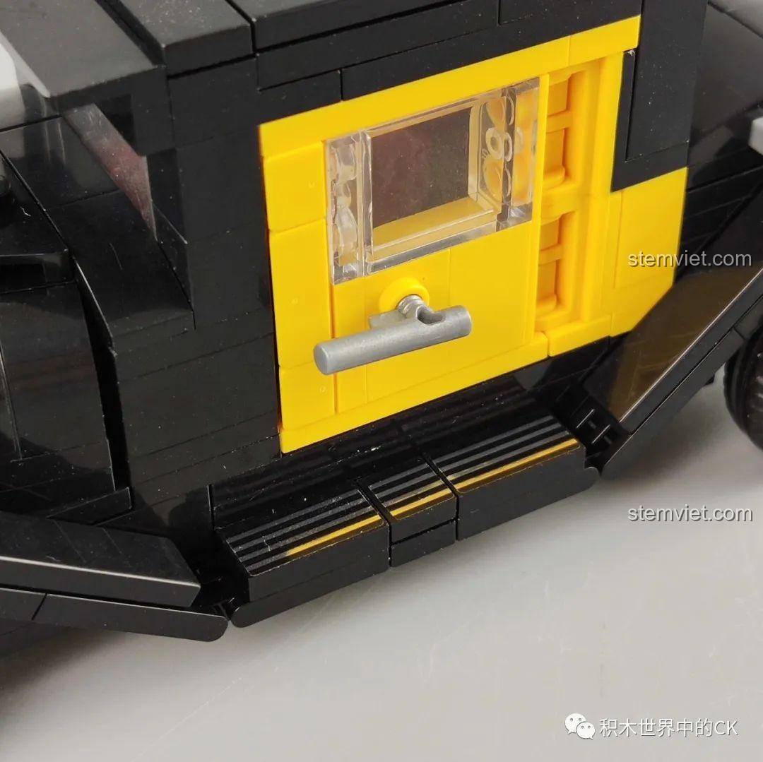 Cửa xe có thể mở ra, để lộ nội thất bên trong của đồ chơi lắp ráp Xe Cổ Điển Ford Model A 1930 SEMBO 607400.