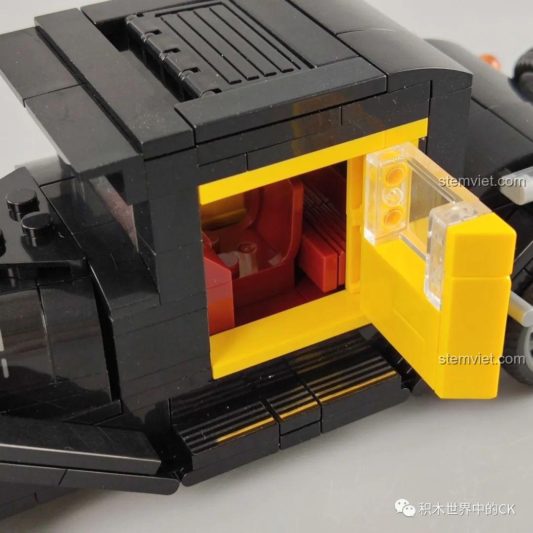 Nóc xe có thể mở ra của mô hình đồ chơi lắp ráp SEMBO 607400, tiện lợi cho việc trưng bày.