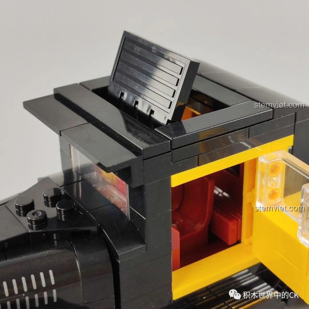 Cận cảnh phần đuôi xe của mô hình đồ chơi lắp ráp SEMBO 607400, với đèn hậu và bánh dự phòng.