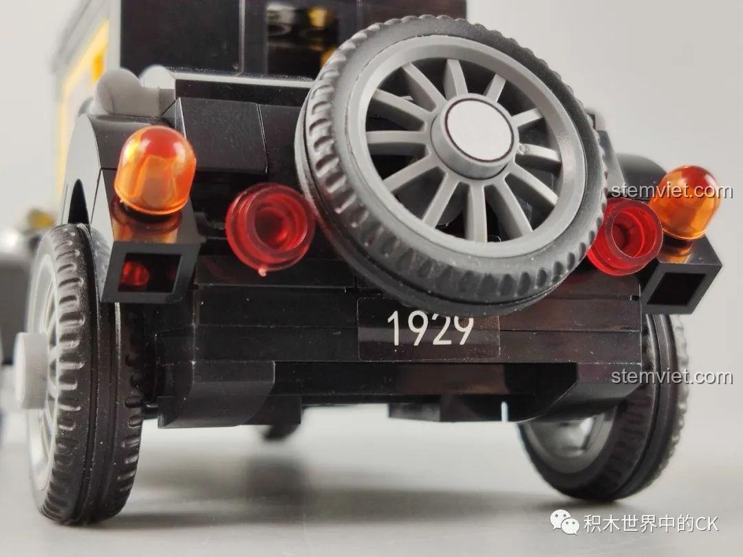 Bên trong hộp đồ chơi lắp ráp Xe Cổ Điển Ford Model A 1930 SEMBO 607401 màu xanh, các túi mảnh ghép.