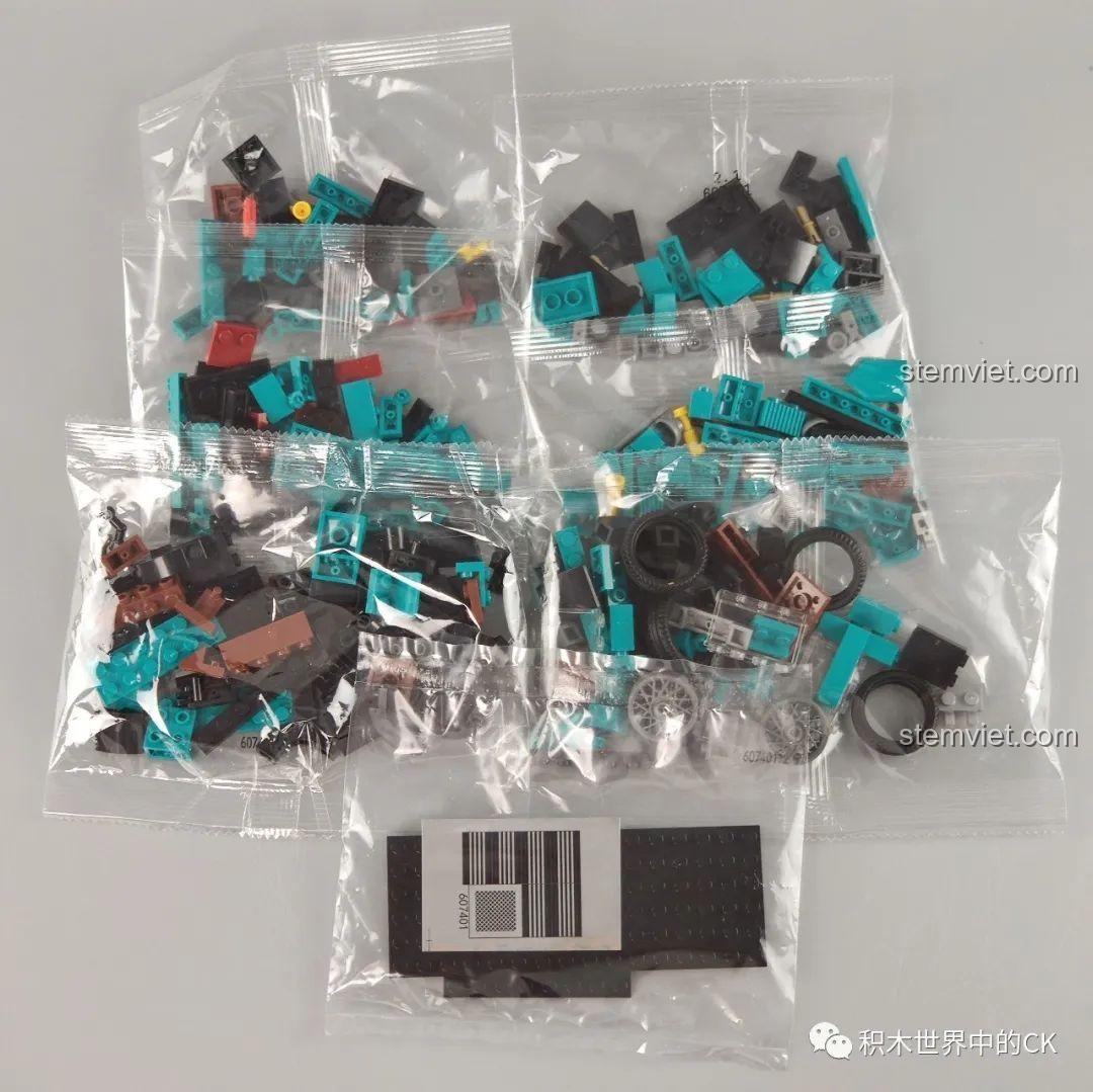 Góc nhìn bên hông của mô hình đồ chơi lắp ráp Xe Cổ Điển Ford Model A 1930 SEMBO 607401 màu xanh.