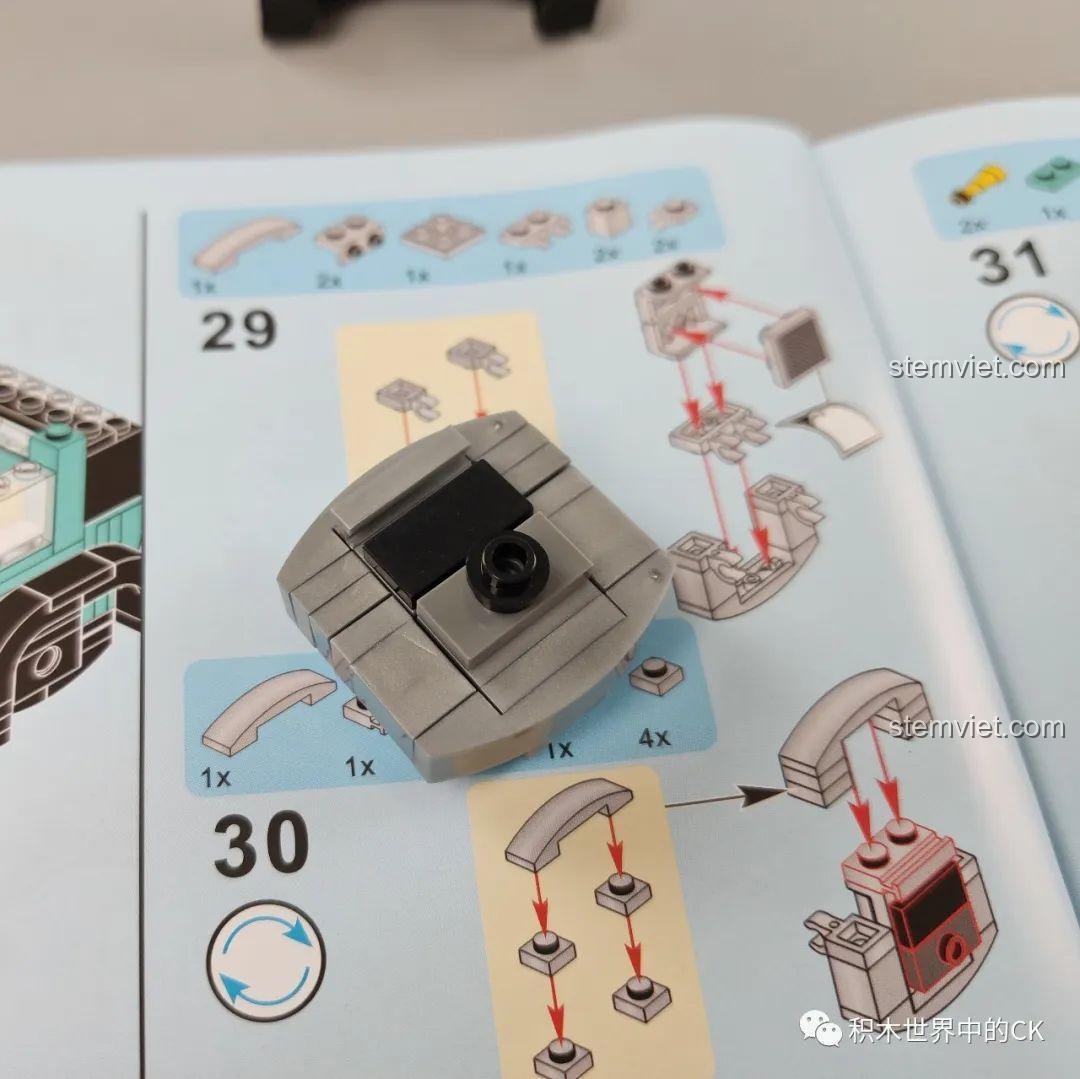 Góc nhìn bên hông của mô hình đồ chơi lắp ráp Xe Cổ Điển Ford Model A 1930 SEMBO 607401 màu xanh.