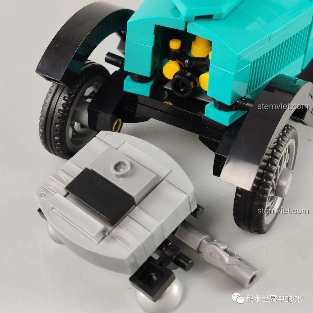 Chi tiết mặt sau của đồ chơi lắp ráp Xe Cổ Điển Ford Model A 1930 SEMBO 607401 màu xanh.