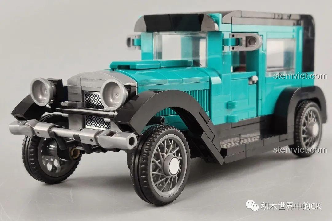 Góc nhìn 3/4 từ phía sau của mô hình đồ chơi lắp ráp Xe Cổ Điển Ford Model A 1930 SEMBO 607401 màu xanh.