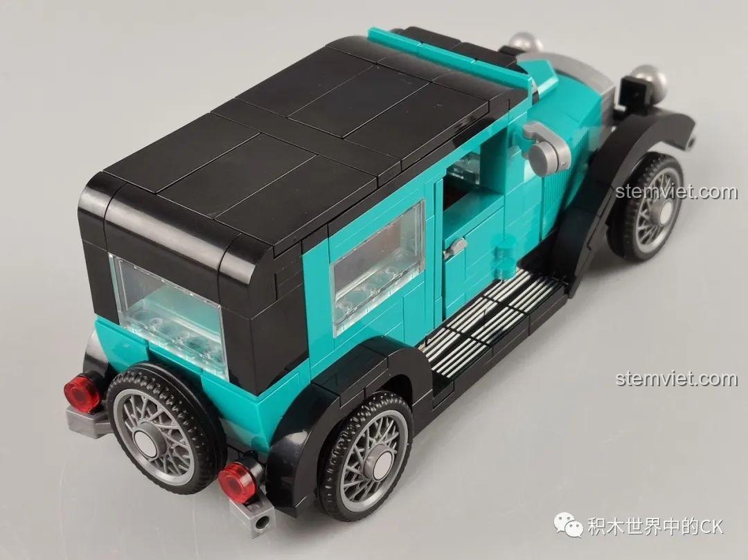 Cận cảnh bánh xe của mô hình đồ chơi lắp ráp SEMBO 607401 màu xanh.