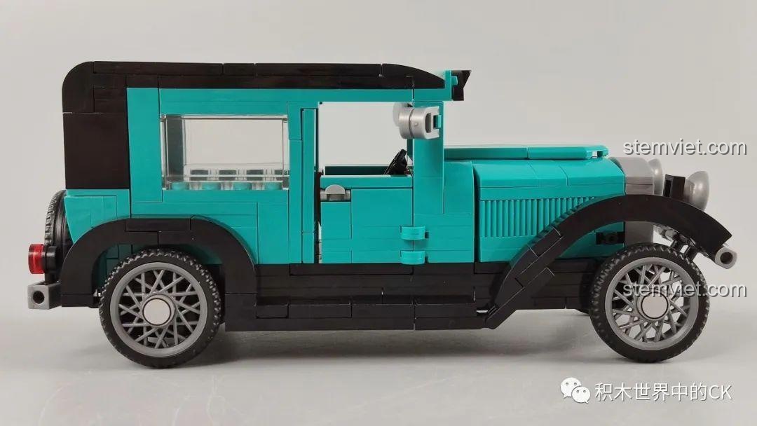 Bên trong hộp đồ chơi lắp ráp SEMBO 607402 màu đỏ, các túi mảnh ghép được phân loại.