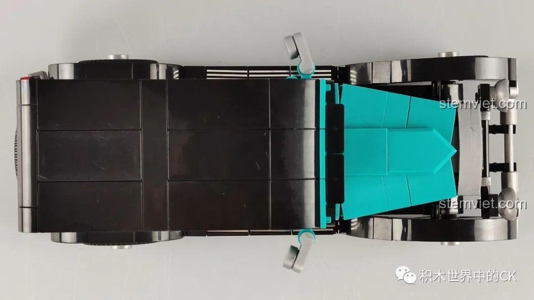 Sách hướng dẫn và các túi mảnh ghép của đồ chơi lắp ráp SEMBO 607402 màu đỏ.