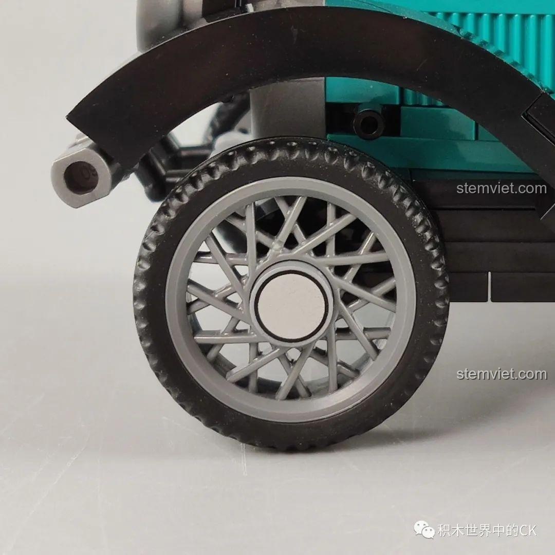 Mô hình hoàn chỉnh của đồ chơi lắp ráp SEMBO 607402 màu đỏ, thiết kế mui trần thể thao.