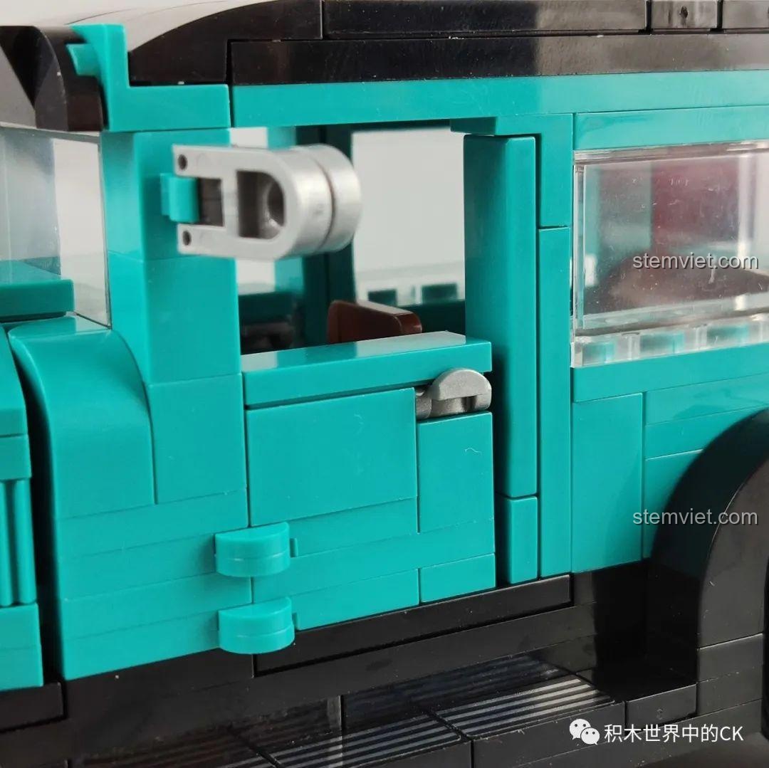 Chi tiết mặt trước của đồ chơi lắp ráp SEMBO 607402 màu đỏ, với lưới tản nhiệt và đèn pha.