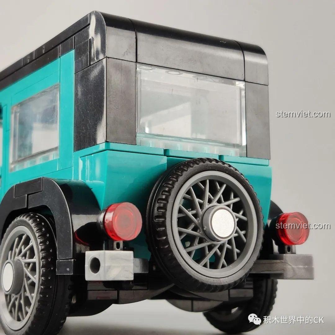 Chi tiết mặt sau của đồ chơi lắp ráp SEMBO 607402 màu đỏ, bao gồm bánh dự phòng và đèn hậu.