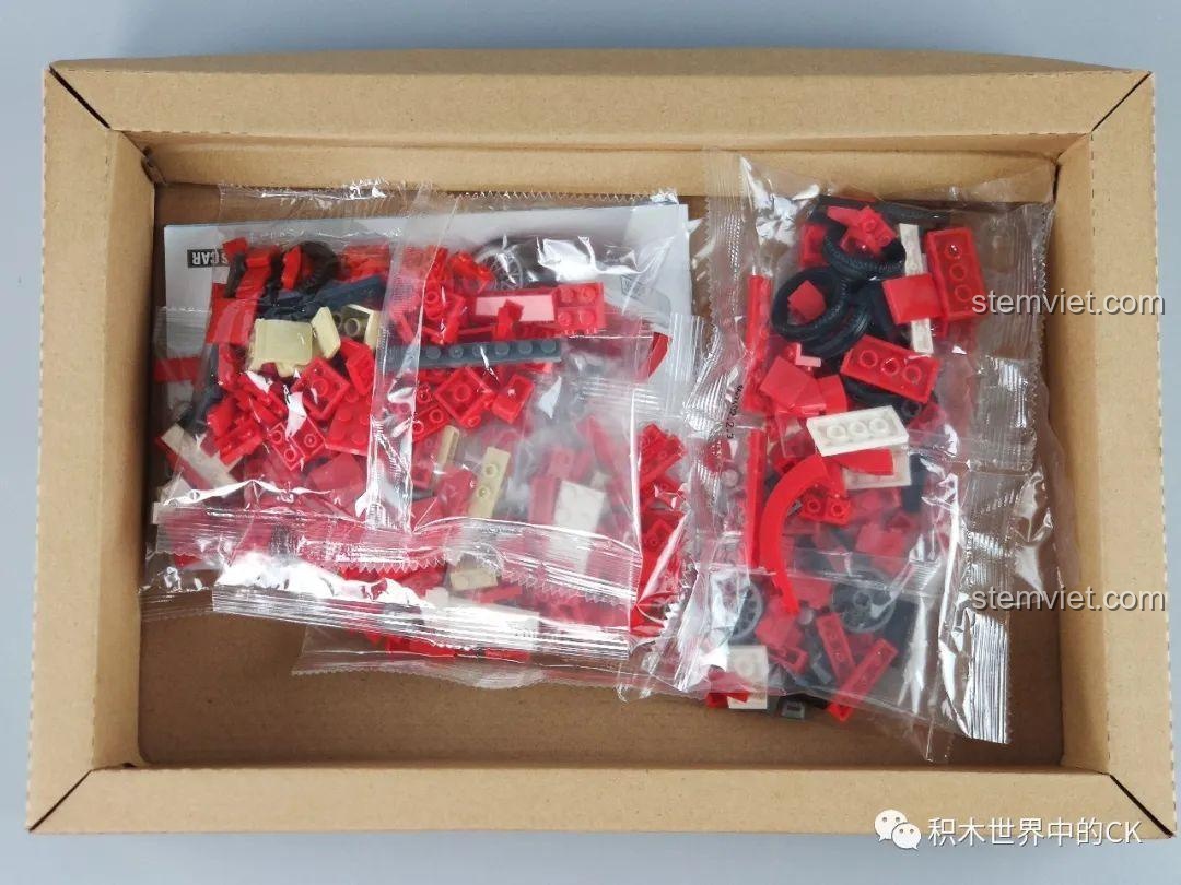 Cận cảnh bánh dự phòng trên mô hình đồ chơi lắp ráp SEMBO 607402 màu đỏ.