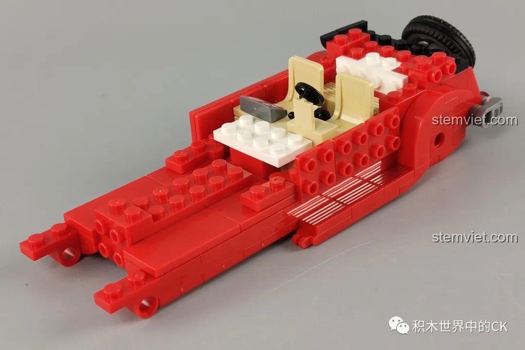 Bên trong hộp đồ chơi lắp ráp SEMBO 607403 màu trắng, các túi mảnh ghép được phân loại.