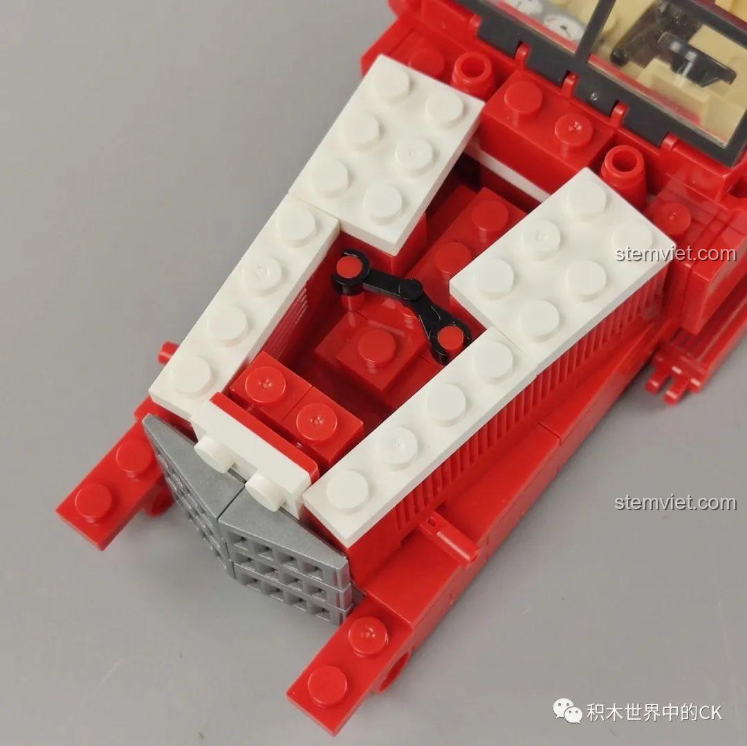 Sách hướng dẫn và các túi mảnh ghép của đồ chơi lắp ráp SEMBO 607403 màu trắng.