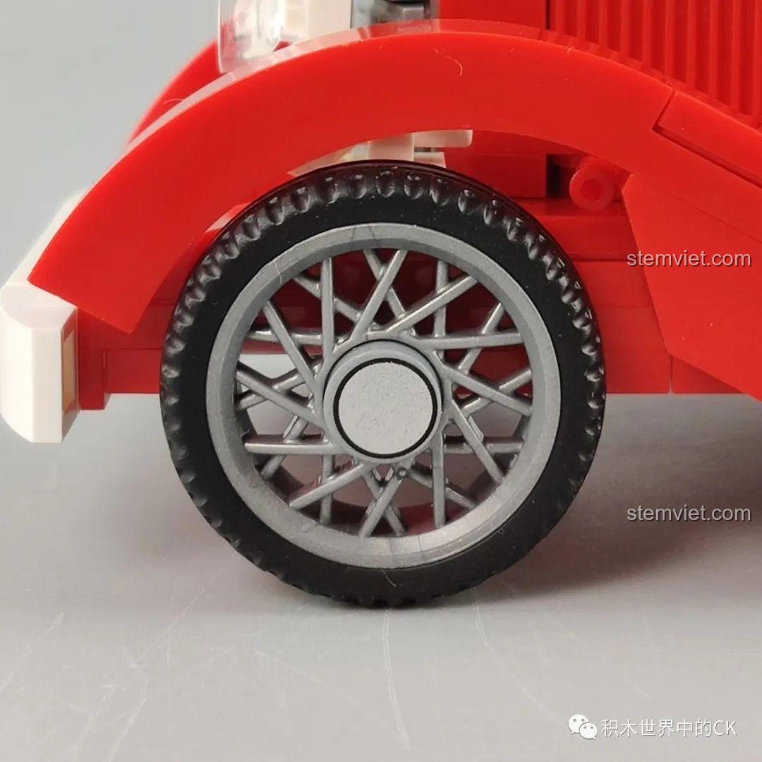 Bộ sưu tập 4 mô hình đồ chơi lắp ráp Xe Cổ Điển Ford Model A 1930 SEMBO 607401 và các mẫu khác, trưng bày đẹp mắt.