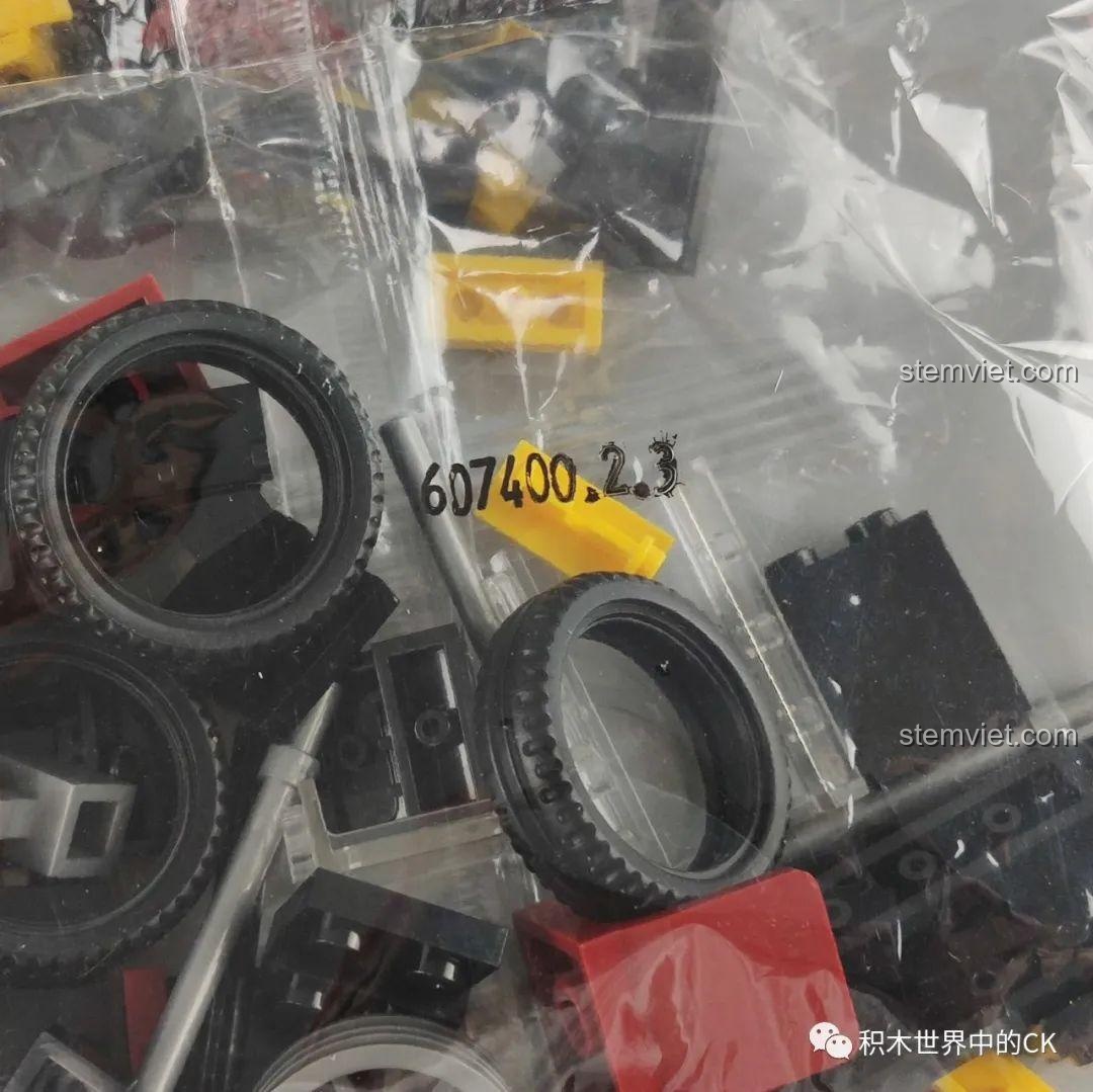 Cận cảnh các mảnh ghép và bánh xe của bộ đồ chơi lắp ráp SEMBO 607400, chất liệu nhựa ABS an toàn.