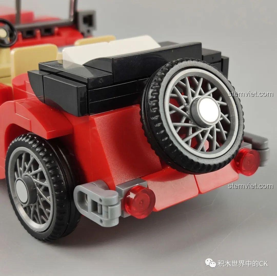 Mô hình đồ chơi lắp ráp Xe Cổ Điển Ford Model A 1930 SEMBO 607401 màu xanh kết hợp với minifigure.