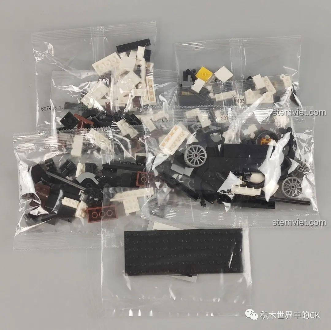 Mô hình đồ chơi lắp ráp SEMBO 607400 màu đen trưng bày cùng minifigure, tạo cảnh tượng sống động.