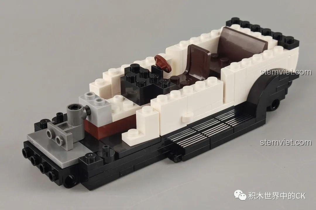 Mô hình đồ chơi lắp ráp SEMBO 607402 màu đỏ trưng bày cùng minifigure, tăng tính tương tác.