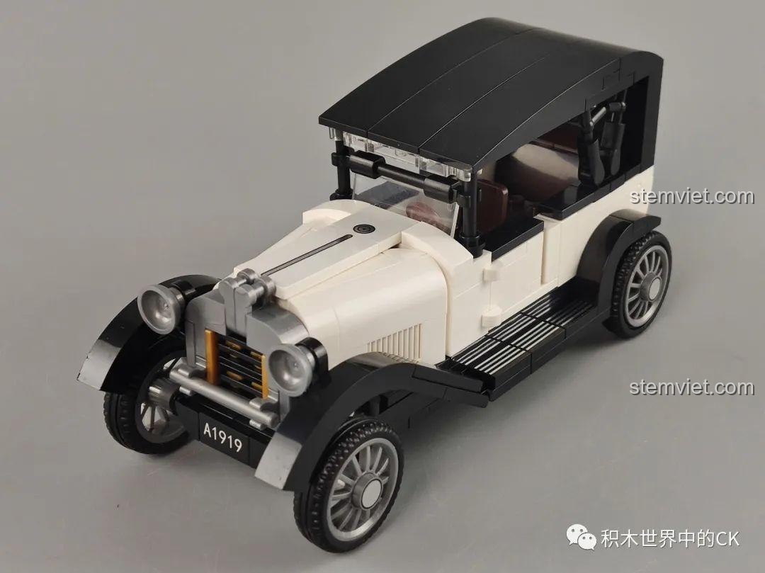 Mô hình đồ chơi lắp ráp Xe Cổ Điển Ford Model A 1930 SEMBO 607401 màu xanh trưng bày cùng minifigure.