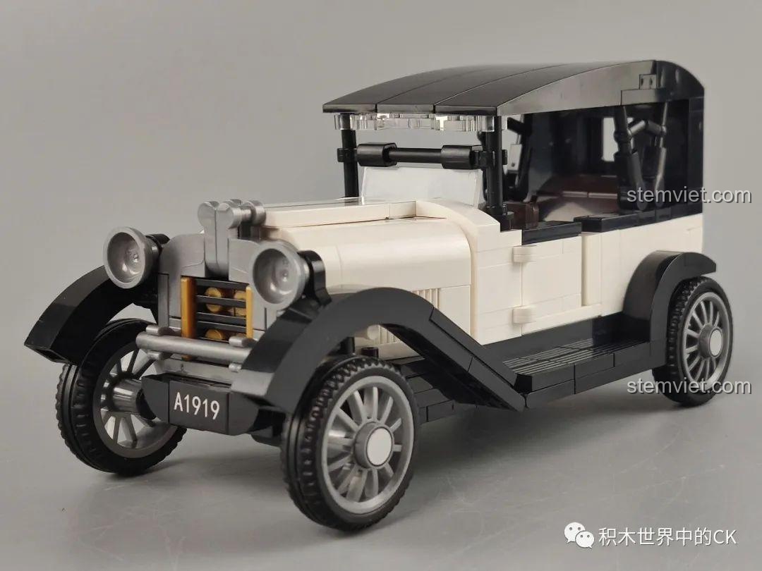 Mô hình đồ chơi lắp ráp SEMBO 607403 màu trắng trưng bày cùng minifigure, tạo cảnh tượng vui nhộn.