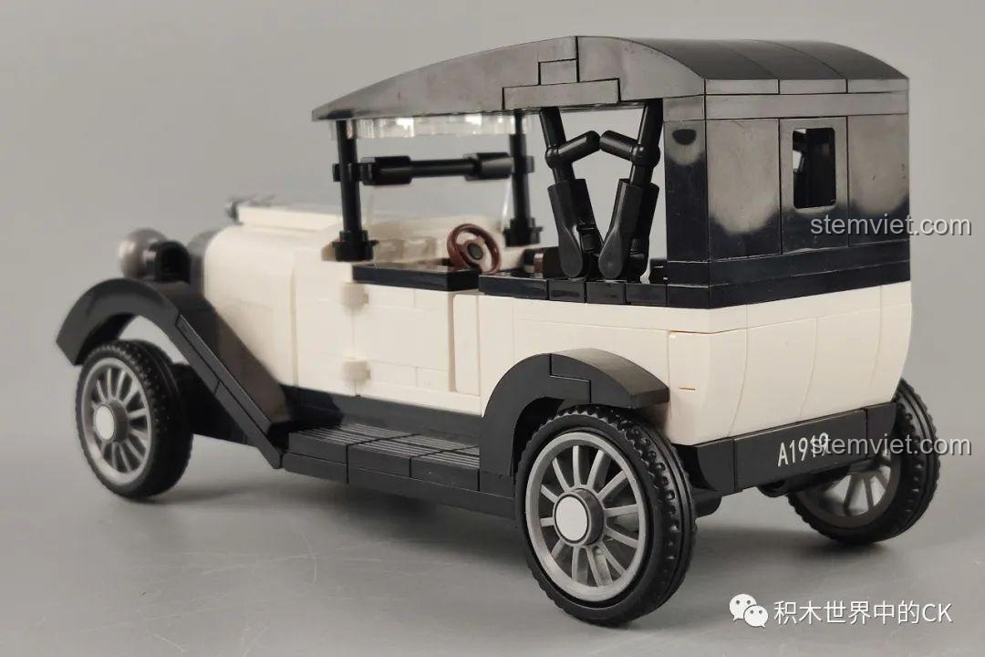 Mô hình đồ chơi lắp ráp SEMBO 607400 màu đen trưng bày cùng minifigure, tạo cảnh tượng sống động.