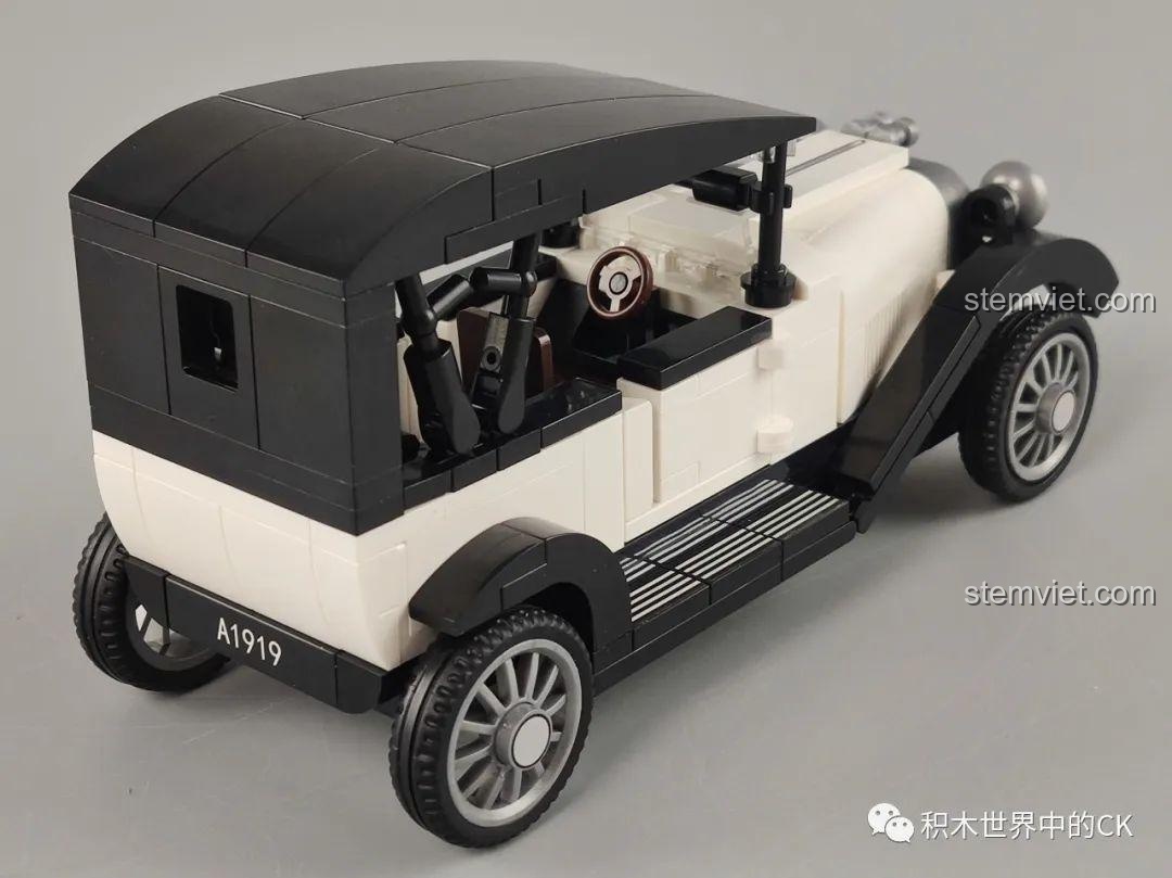 Mô hình đồ chơi lắp ráp Xe Cổ Điển Ford Model A 1930 SEMBO 607401 màu xanh trưng bày cùng minifigure.