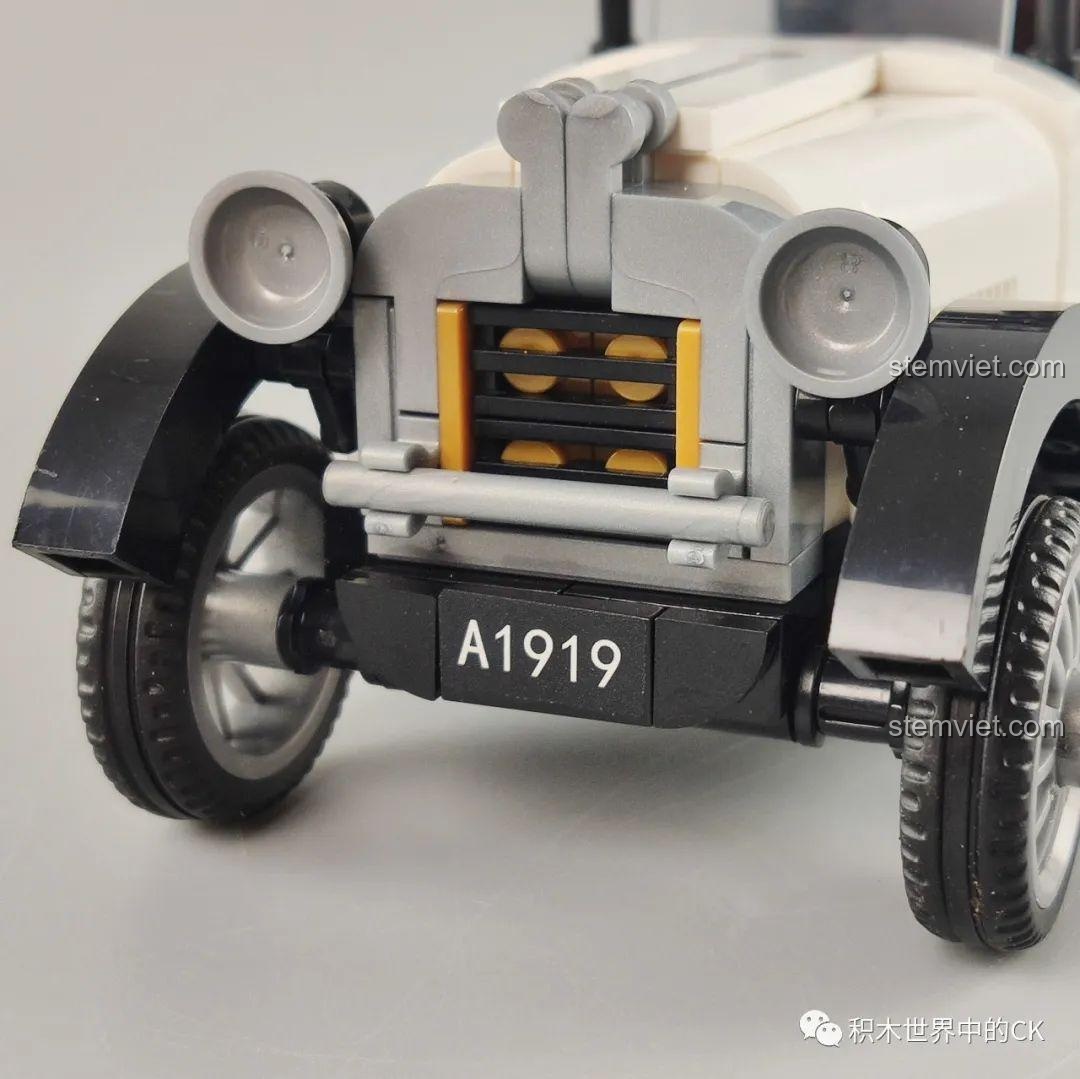 Mô hình đồ chơi lắp ráp SEMBO 607400 màu đen trưng bày cùng minifigure, tạo cảnh tượng sống động.