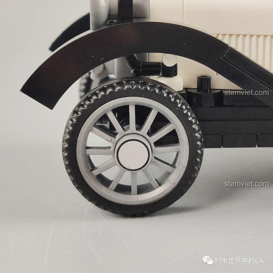 Mô hình đồ chơi lắp ráp Xe Cổ Điển Ford Model A 1930 SEMBO 607401 màu xanh trưng bày cùng minifigure.