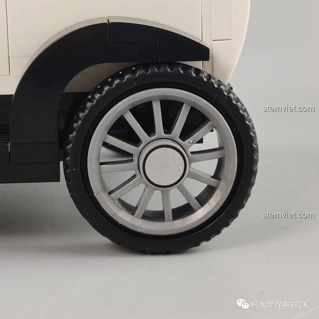 Mô hình đồ chơi lắp ráp SEMBO 607403 màu trắng trưng bày cùng minifigure, tạo cảnh tượng vui nhộn.