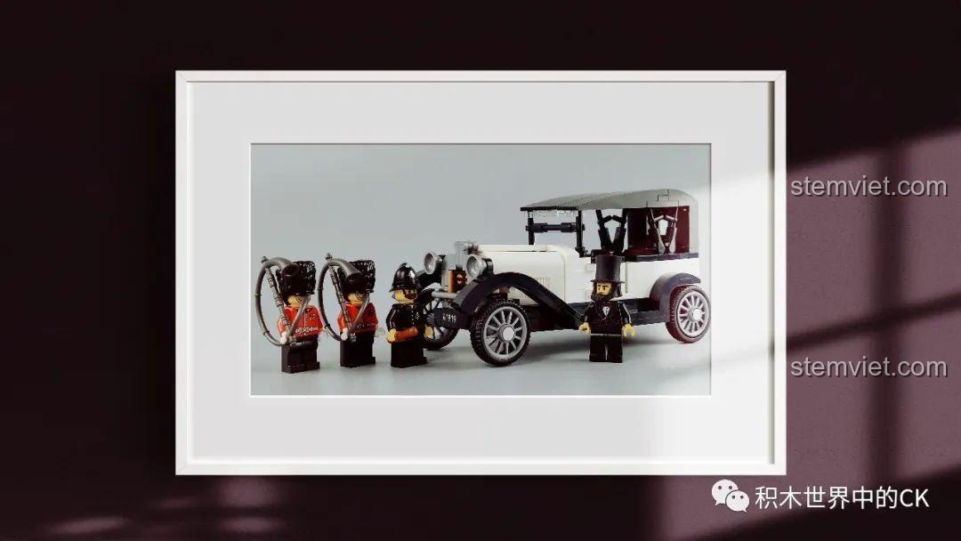 Mô hình đồ chơi lắp ráp Xe Cổ Điển Ford Model A 1930 SEMBO 607401 màu xanh trưng bày cùng minifigure.