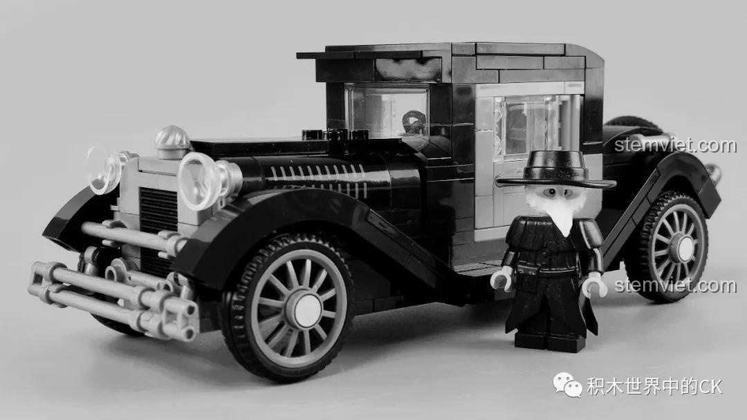 Mô hình đồ chơi lắp ráp SEMBO 607403 màu trắng trưng bày cùng minifigure, tạo cảnh tượng vui nhộn.