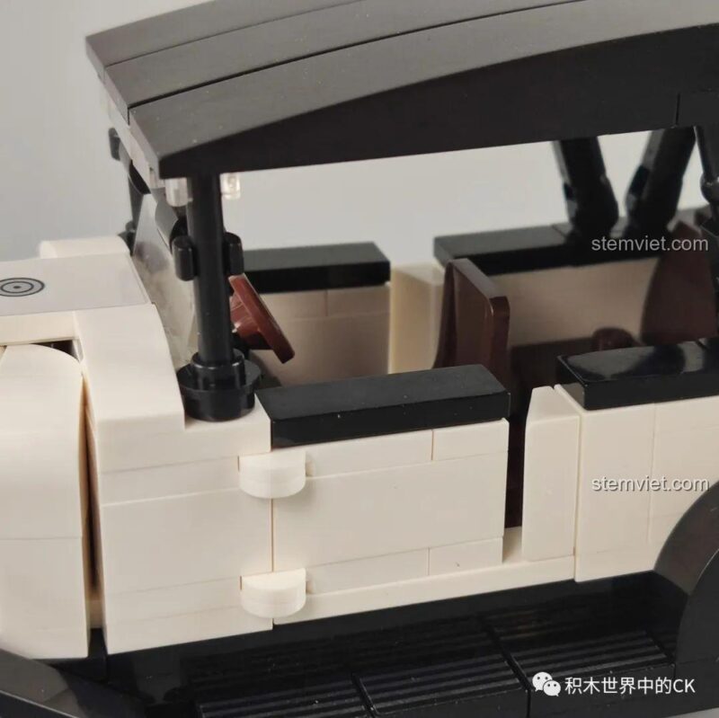 Mô hình xe cổ điển SEMBO 607403 và các mẫu khác trong series, được đặt cạnh minifigure để thể hiện kích thước, phù hợp cho bé trai 6 tuổi.
