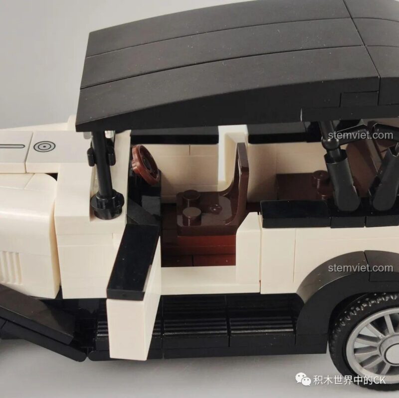 Mô hình xe cổ điển SEMBO 607400 đặt cạnh minifigure, cho thấy tỉ lệ và kích thước của bộ đồ chơi mô hình xe hơi cổ điển Citroen Type A.