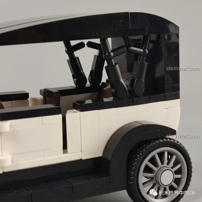 Mô hình xe cổ điển SEMBO 607402 đặt cạnh minifigure, minh họa kích thước thực tế của bộ lắp ghép xe cổ điển.