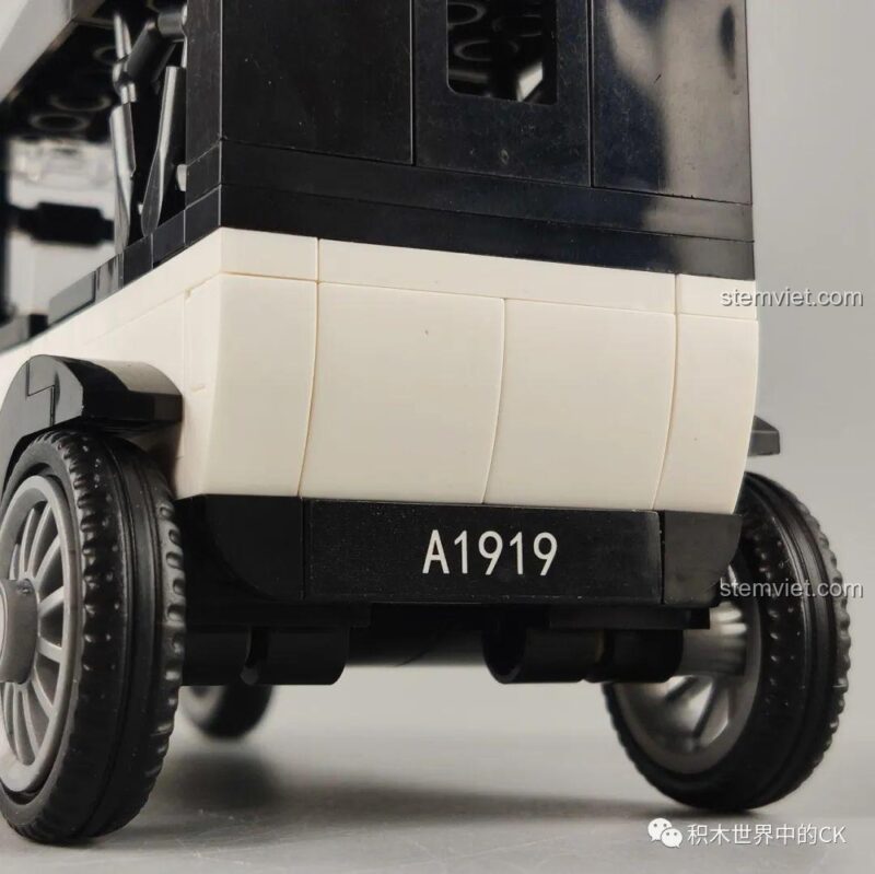 Mô hình xe cổ điển SEMBO 607401 đặt cạnh minifigure, giúp người mua hình dung rõ hơn về kích thước của đồ chơi mô hình 607403.
