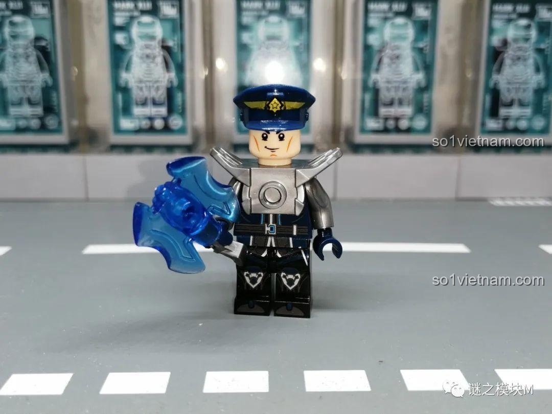 Mô hình lắp ráp Chung Quỳ - Phán Quan Hư Không của Sâm Bảo, với trang phục đặc trưng và vũ khí.