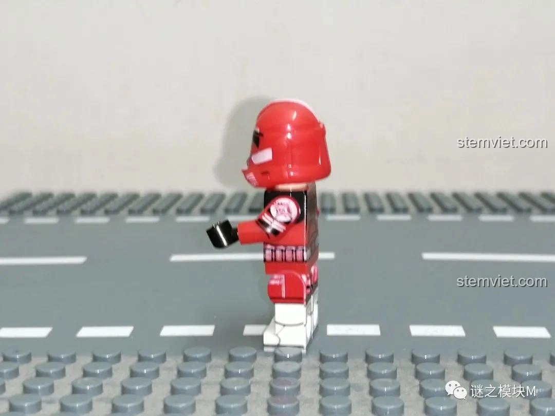 Ảnh cận cảnh mặt sau minifigure Coruscant Guard Commander Fox từ bộ XINH X0300, cho thấy chi tiết in ấn lưng và hông - set đồ chơi Minifigure Lính Quân Đoàn Star Wars 0300 tiết kiệm.