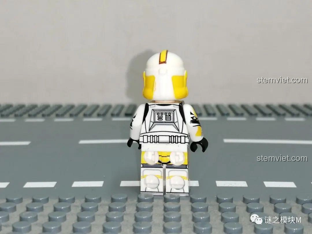 Ảnh cận cảnh mặt bên minifigure 327th Attack Battalion Trooper từ bộ XINH X0300, cho thấy độ khớp của các mảnh ghép - set đồ chơi Minifigure Lính Quân Đoàn Star Wars 0300 tiết kiệm.