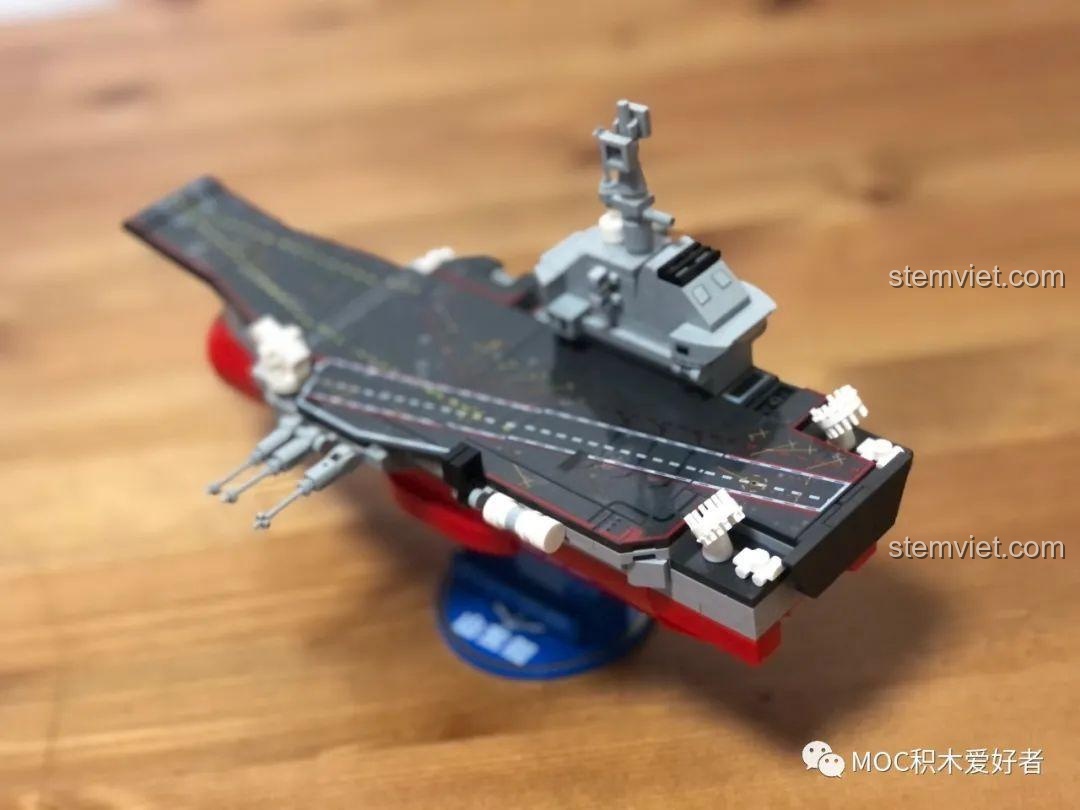 Cả hai mô hình Tàu khu trục tên lửa Type 052D - Hạ Môn SEMBO 202072 và Tàu sân bay Sơn Đông SEMBO cùng các minifigure, tạo nên một cảnh tượng hoành tráng.